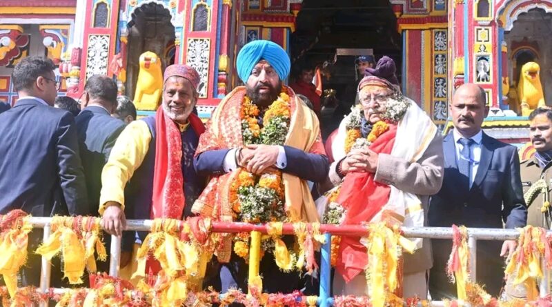 राज्यपाल लेफ्टिनेंट जनरल गुरमीत सिंह ने भगवान बदरी विशाल के दर्शन कर की पूजा-अर्चना,पुलिस के जवानों ने राज्यपाल को दिया गार्ड ऑफ ऑनर 