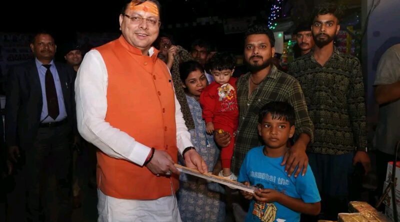 मुख्यमंत्री धामी का अंदाज़ देख बच्चे हुए मुरीद, बच्चो को उपहार देकर दीपावली की दी शुभकामनाएं   