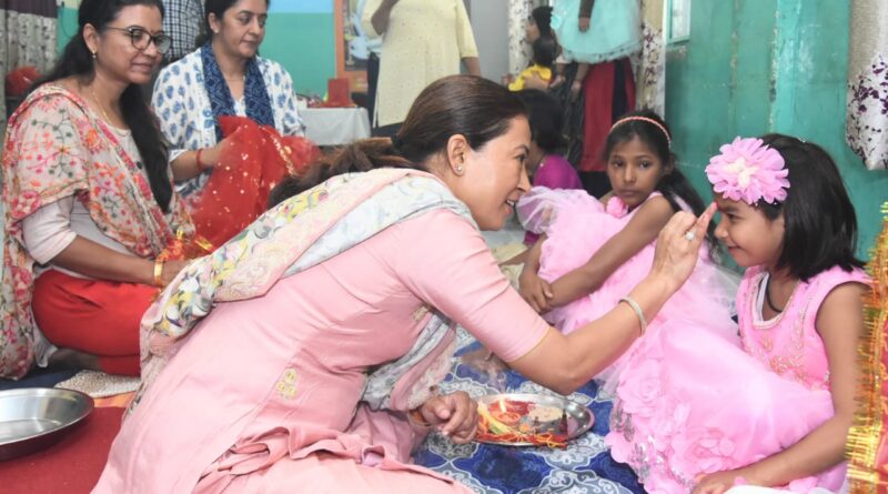 महिला एवं बाल विकास मंत्री रेखा आर्या ने राजकीय शिशु एवं बालिका निकेतन में किया कन्या पूजन, बच्चियों को बताया मां दुर्गा का रूप