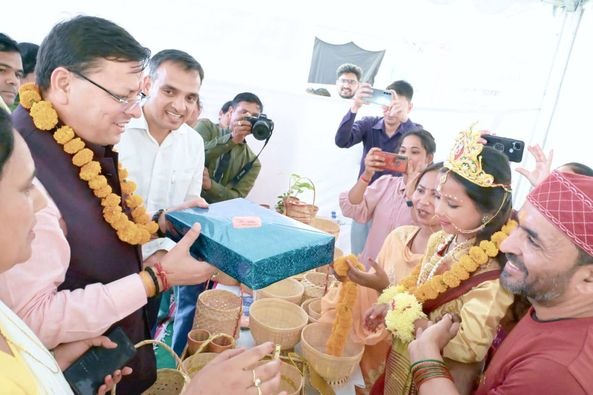 मुख्यमंत्री धामी ने “लखपति दीदी अभियान- शक्ति को सम्मान” कार्यक्रम का किया अवलोकन ,‘देवी’ से लिया आशीर्वाद, महिलाओं संग बैठ बनाए दीये