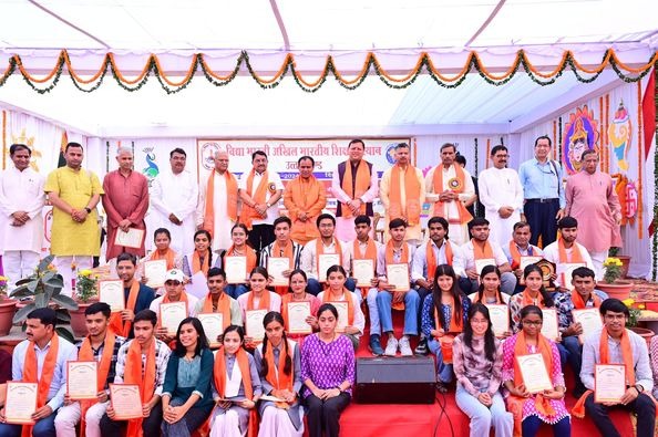 मुख्यमंत्री धामी ने गोवर्धन सरस्वती विद्या मंदिर में आयोजित कार्यक्रम में किया प्रतिभाग, 10वीं-12वीं बोर्ड के टाॅप-10 छात्रों को किया सम्मानित
