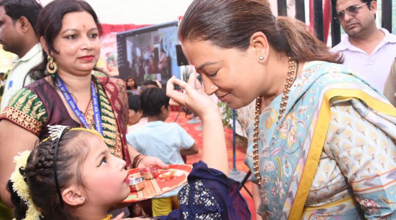 बाल विकास मंत्री रेखा आर्या ने प्रथम आंगनवाड़ी सह क्रेच केंद्र “पालना” का किया उद्घाटन, देवी का रूप धारण कर आई बालिका ने पहला पग रख कर केंद्र को किया पावन
