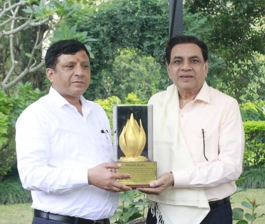 बॉलीवुड फ़िल्मों के सुप्रसिद्ध फ़िल्म अभिनेता परेश रावल ने महानिदेशक सूचना बंशीधर तिवारी से की मुलाक़ात