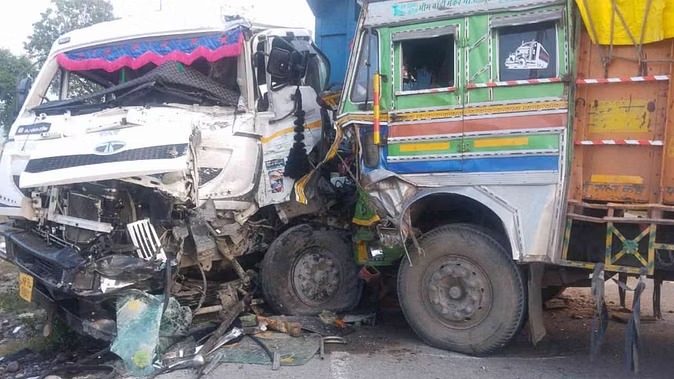 विकासनगर में बड़ा सड़क हादसा, दिल्ली यमुनोत्री राष्ट्रीय राजमार्ग पर दो ट्रकों की आपस में जबरदस्त टक्कर, उड़े परखच्चे, तीन लोग घायल