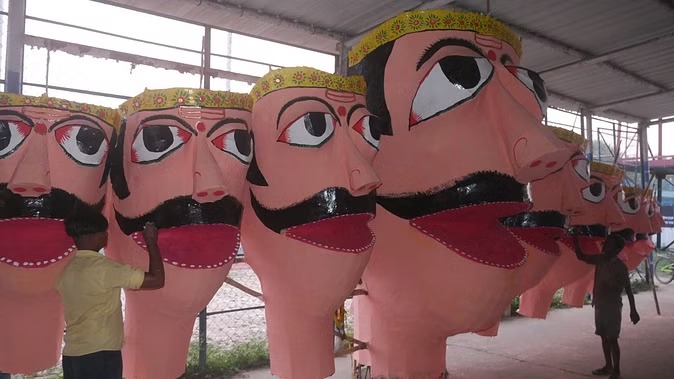 वाराणसी में जलेगा पूर्वांचल का सबसे बड़ा 75 फीट का रावण, रामनगर में तैयार हो रहा 60 फीट का पुतला