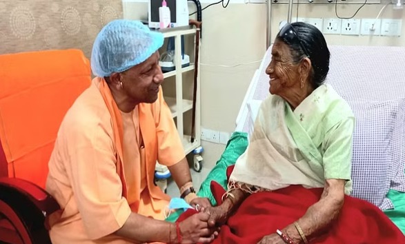 मुख्यमंत्री योगी की मां की तबीयत बिगड़ी, जाैलीग्रांट अस्पताल में भर्ती अपनी मां से मिलने पहुंचे मुख्यमंत्री, काफी देर तक की बात