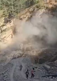 मौत का गुबार, चमोली के हेलंग-मारवाड़ी बाईपास पर सड़क कटिंग के दौरान हुआ भूस्खलन, जान बचाने के लिए भागे मजदूर