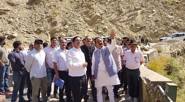 परिवहन राज्यमंत्री अजय टम्टा ने हल्द्वानी-अल्मोड़ा हाईवे पर डेंजर जाेन बने क्वारब का अधिकारियों के साथ किया निरीक्षण