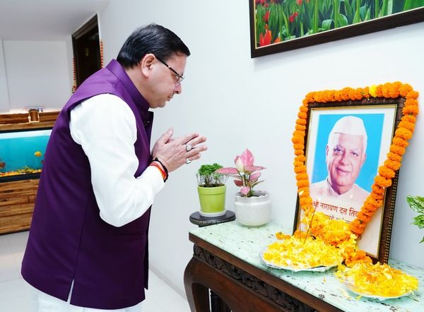मुख्यमंत्री धामी ने पूर्व मुख्यमंत्री नारायण दत्त तिवारी की जयंती पर श्रद्धा सुमन अर्पित कर दी श्रद्धांजलि 
