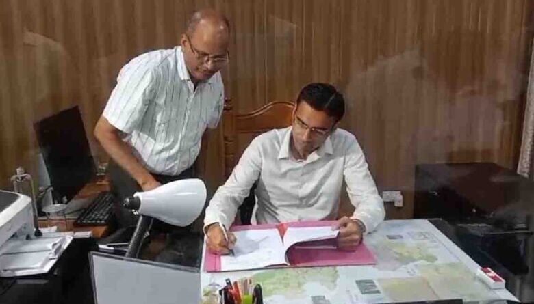 ओपन बार चलाने के आरोप में निलंबित किए गए शराब के ठेके को स्थायी रूप से निलंबित करने के सचिव उच्च शिक्षा डा रंजीत कुमार सिन्हा ने जारी किए आदेश