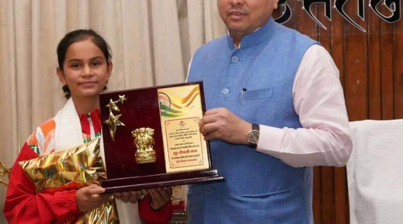 मुख्यमंत्री धामी से युवा मुक्केबाज दीपाली थापा ने की भेंट, एशियन बॉक्सिंग चैंपियनशिप में जीता गोल्ड मेडल