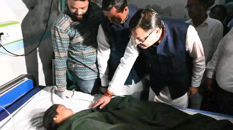 मुख्यमंत्री धामी ने अल्मोड़ा बस दुर्घटना के तुरंत बाद रामनगर पहुंचकर घायलों का जाना हालचाल,मृतकों के परिजनों को बंधाया ढांढस