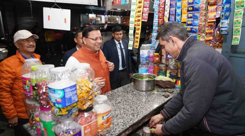 काफिला रोक, लोगों से मिलने पहुंचे मुख्यमंत्री धामी,दुकानदारों एंव आम जन से मुलाकात कर जाना उनका कुशलक्षेम