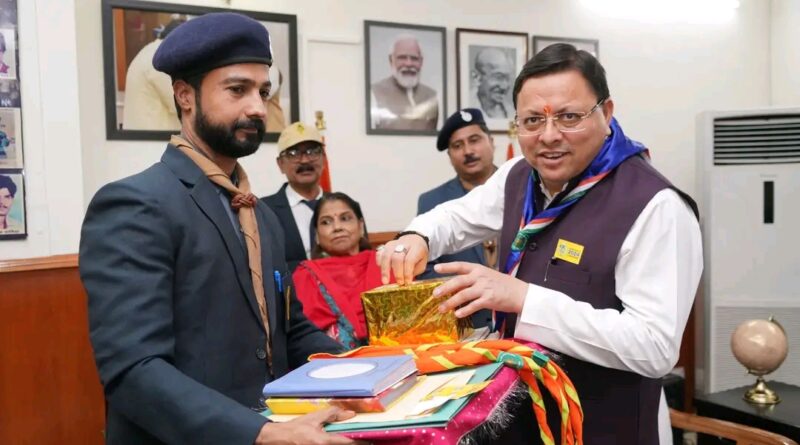 भारत स्काउट एंड गाइड का 75वां स्थापना दिवस, मुख्यमंत्री धामी को फ्लैग स्टिकर लगाकर किया अलंकृत