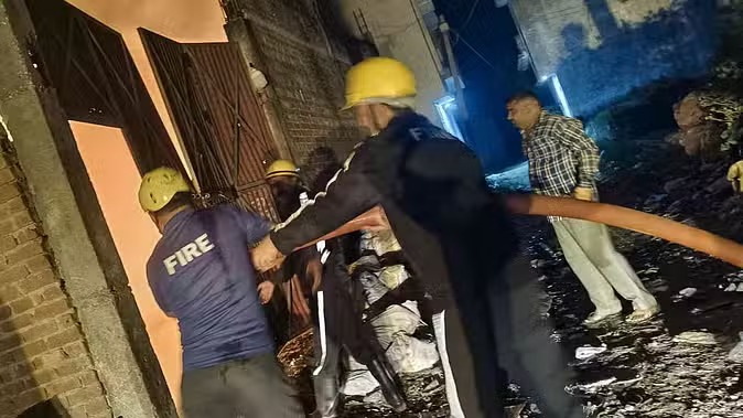 रुड़की के सालियर के पास कबाड़ के गोदाम में लगी भीषण आग, मची अफरा-तफरी, दमकल की दो टीमों ने कड़ी मशक्कत के बाद पाया काबू