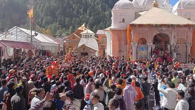 चारधामों में प्रमुख गंगोत्री धाम के कपाट शीतकाल के लिए  हुए बंद,जय गंगे, हर-हर गंगे के जयकारों से गूंजा धाम, बड़ी संख्या में पहुंचे श्रद्धालु 