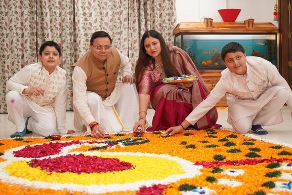 मुख्यमंत्री धामी ने परिवार संग मनाई दिवाली, विधि-विधान से की पूजा-अर्चना, प्रदेशवासियों के सुख, समृद्धि एवं उन्नति की करी कामना
