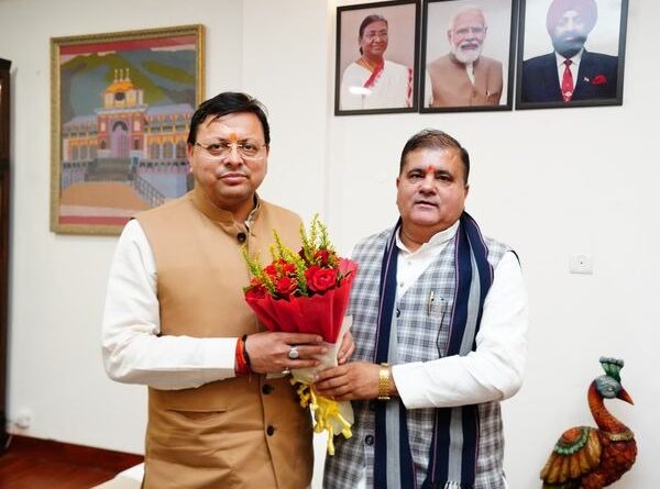 मुख्यमंत्री धामी से मुख्यमंत्री आवास में जनप्रतिनिधियों, अधिकारियों ने की भेंट , दीपावली की दी शुभकामनाएं 
