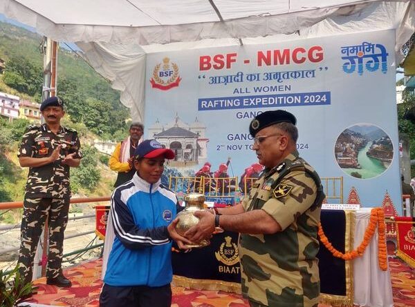गंगा पर बीएसएफ की बहादुर महिलाएं , स्वच्छता और सशक्तिकरण के लिए देवप्रयाग संगम से गंगा सागर की यात्रा पर निकली