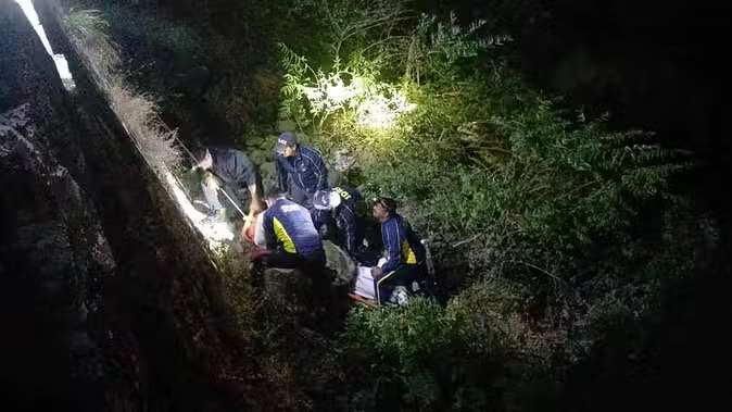 उत्तरकाशी से ऋषिकेश जा रहे ट्रक के ब्रेक फेल, दुर्घटनाग्रस्त होकर खाई में गिरा,  महिला बच्चे समेत एक व्यक्ति बाहर कूदा, कंडक्टर की मौत