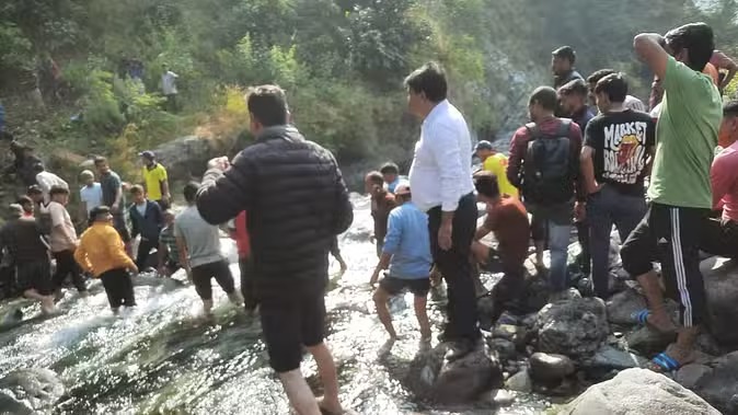अल्मोड़ा में दिल दहला देने वाला हादसा, नदी में बिखरीं लाशें ही लाशें, अब तक 38 यात्रियों की मौत, कई घायल