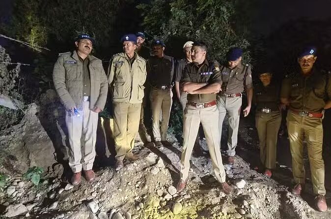 विकासनगर में बदमाश और पुलिस के बीच मुठभेड़, जवाबी कार्रवाई में इनामी आरोपी के पैर में लगी गोली