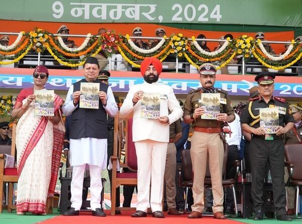 पुलिस लाइन में धूमधाम से मनाया गया राज्य स्थापना दिवस, राज्यपाल ने रैतिक परेड का निरीक्षण कर ली सलामी