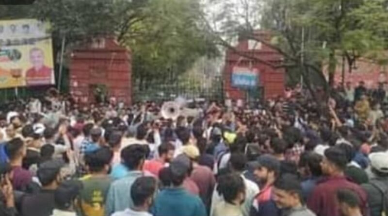 बेरोजगारों ने किया सीएम आवास कूच,पुलिस से हुई धक्का-मुक्की ,25 नामजद सहित 50-60 व्यक्तियों के खिलाफ मुकदमा दर्ज