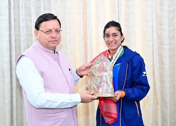 मुख्यमंत्री धामी से एशियाई चैंपियंस ट्रॉफी विजेता महिला हॉकी टीम की सदस्य मनीषा चौहान ने की शिष्टाचार भेंट