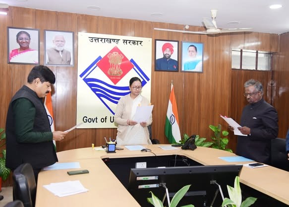 मुख्य सचिव राधा रतूड़ी ने विद्युत नियामक आयोग के अध्यक्ष मदन लाल प्रसाद को दिलाई शपथ