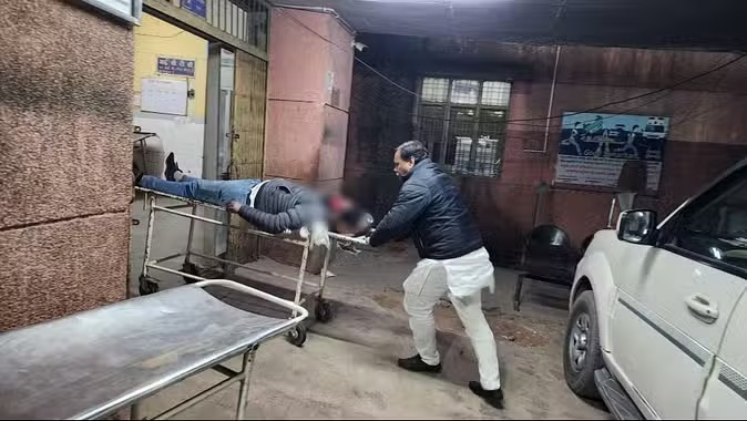 भाजपा के सदर विधायक विपिन वर्मा डेविड ने घायल को पहुंचाया अस्पताल,स्ट्रेचर को खुद मारा धक्का, ऐसे बचाई युवक की जान