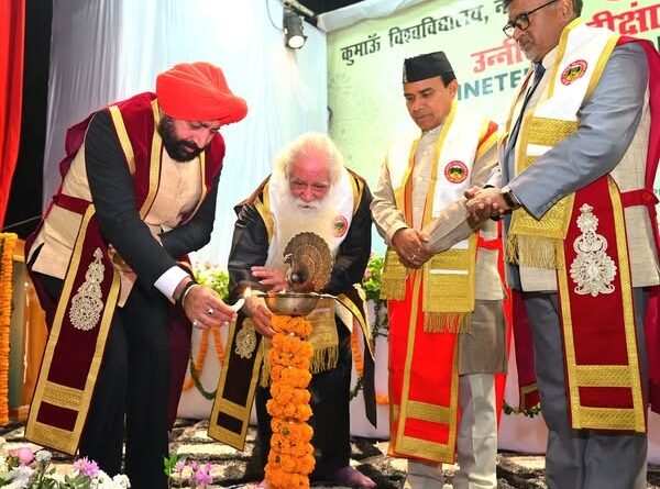 कुमाऊं विवि दीक्षांत समारोह! मेडल पाकर खुशी से झूमे विद्यार्थी, कुलाधिपति ने कहा- भारत को विश्व गुरु बनाने का लक्ष्य पूरा कर रही देश की युवा पीढ़ी