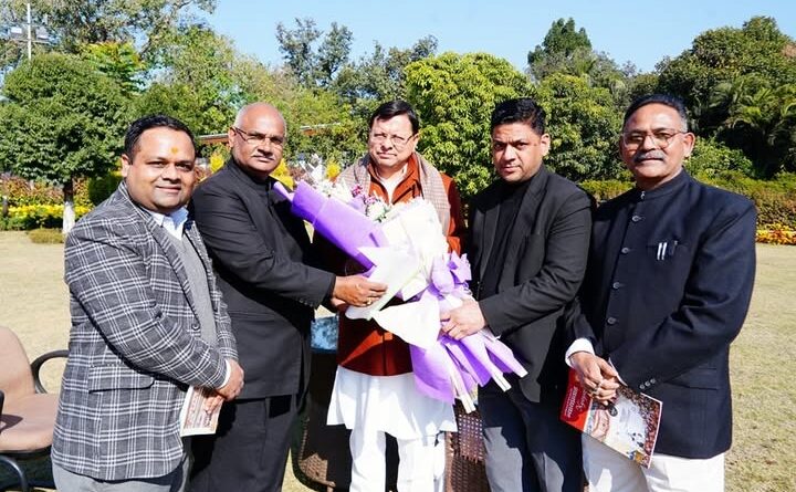 मुख्यमंत्री धामी से बार एसोसिएशन के अध्यक्ष राजीव शर्मा, सचिव राजबीर सिंह बिष्ट एवं अन्य पदाधिकारियों ने की भेंट