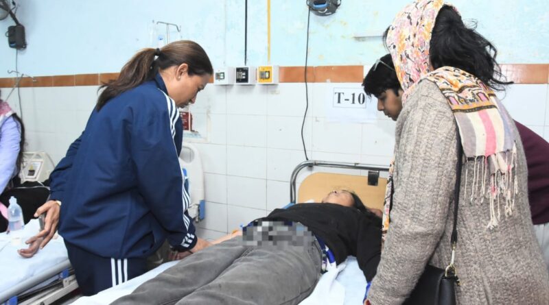 कैबिनेट मंत्री रेखा आर्या ने सुशीला तिवारी अस्पताल पहुंचकर भीमताल अल्मोड़ा हाइवे बस हादसे के घायलों का जाना हाल-चाल 