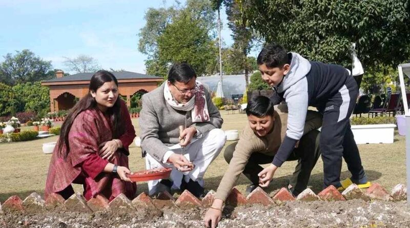 मुख्यमंत्री धामी ने परिवार के साथ किया विभिन्न प्रजातियों के ट्यूलिप बल्ब का रोपण, पुष्प उत्पादन के लिए किसानों को किया प्रोस्ताहित