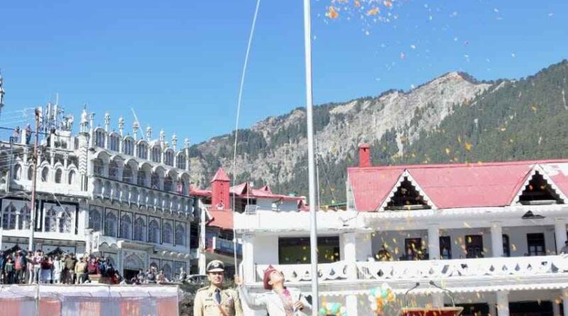 गणतंत्र दिवस पर कैबिनेट मंत्री रेखा आर्या ने पुलिस परेड की ली सलामी, संविधान के जनक बाबा साहब भीमराव अंबेडकर को किया नमन