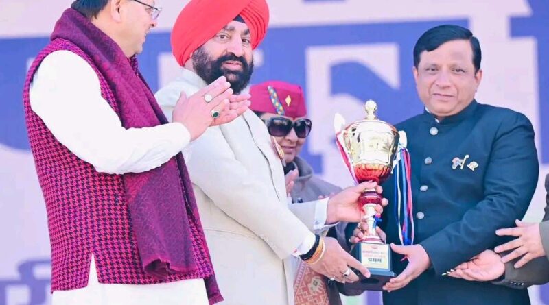 38वें राष्ट्रीय खेल पर आधारित सूचना विभाग की झांकी को मिला प्रथम स्थान, राज्यपाल और मुख्यमंत्री धामी ने महानिदेशक सूचना बंशीधर तिवारी को किया पुरस्कृत 