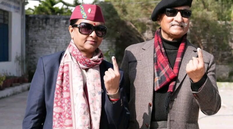 मुख्य सचिव राधा रतूड़ी ने राजकीय इंटरमीडिएट कॉलेज किशनपुर में परिवार सहित किया मतदान