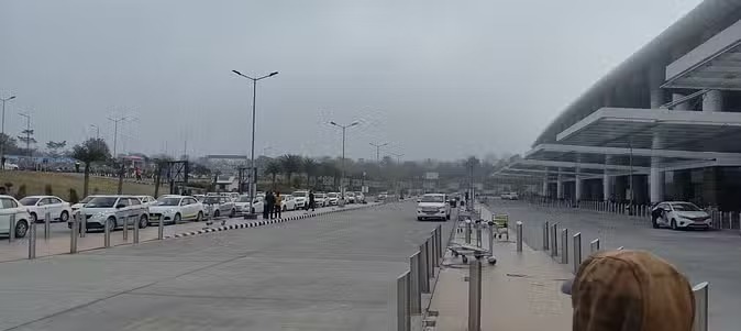 खराब मौसम के चलते हवा में घूमती रही फ्लाइट, कोहरे से हवाई यातायात प्रभावित, तीन फ्लाइट का बदला टाइम