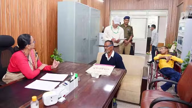 मुख्य सचिव कार्यालय में मुख्य सचिव राधा रतूड़ी के निर्देश पर दिव्यांगजनों के लिये लिफ्ट की व्यवस्था