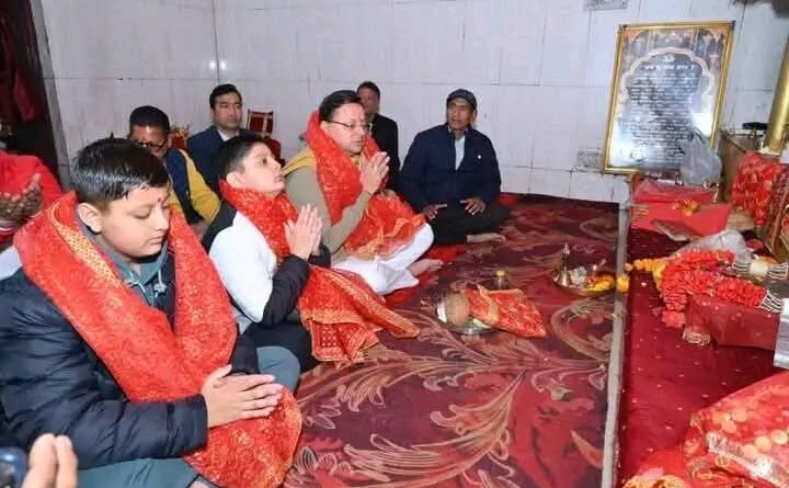 मुख्यमंत्री धामी ने सिद्धपीठ सुरकंडा देवी मंदिर में की पूजा-अर्चना,प्रदेश की खुशहाली और समृद्धि की करी कामना
