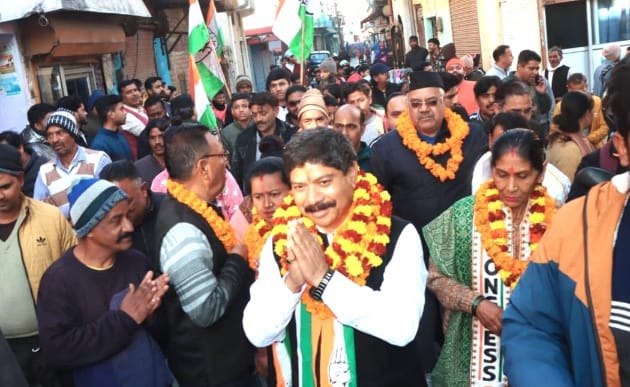 कांग्रेस के मेयर प्रत्याशी वीरेन्द्र पोखरियाल ने किया चुनाव प्रचार, चुनावी कार्यालयों का किया उद्घाटन