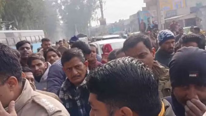 रोडवेज बस ने दो बाइक और स्कूटी सवारों को कुचला, हादसे में दो की मौत, हाईवे पर लगा जाम