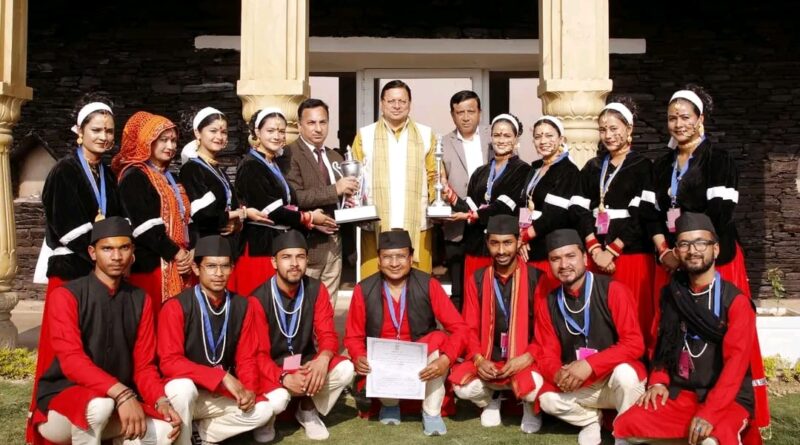 मुख्यमंत्री धामी से उत्तराखण्ड निवास में महानिदेशक सूचना और संयुक्त निदेशक सूचना सहित झांकी के कलाकारों ने की भेंट 