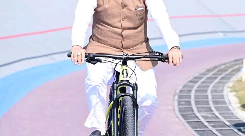 मुख्यमंत्री धामी का खास अंदाज, ट्रैक पर की साईकिलिंग, साइकिलिंग पदक विजेताओं को किया सम्मानित