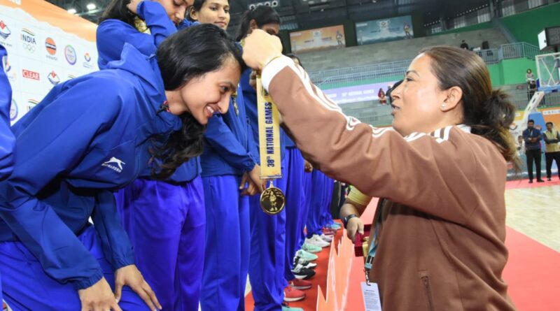 महाराणा प्रताप स्पोर्ट्स स्टेडियम में बास्केटबॉल फाइनल मैच देखने पहुंची खेल मंत्री रेखा आर्या