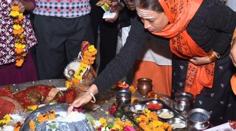 खेल मंत्री रेखा आर्य ने किया टपकेश्वर महादेव और मां गंगा का पूजन, खेलों से पहले मांगी थी मनौती, दिया था पहला निमंत्रण