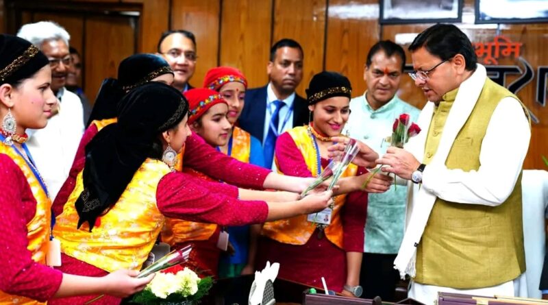 मुख्यमंत्री धामी से एकलव्य आदर्श आवासीय विद्यालय मेहरावना के विद्यार्थियों ने की भेंट