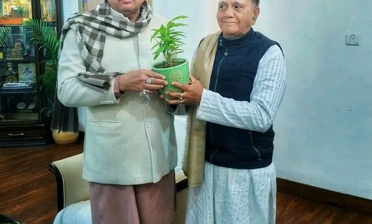 मुख्यमंत्री धामी से राज्य आंदोलनकारी विवेकानंद खंडूरी ने की भेंट 