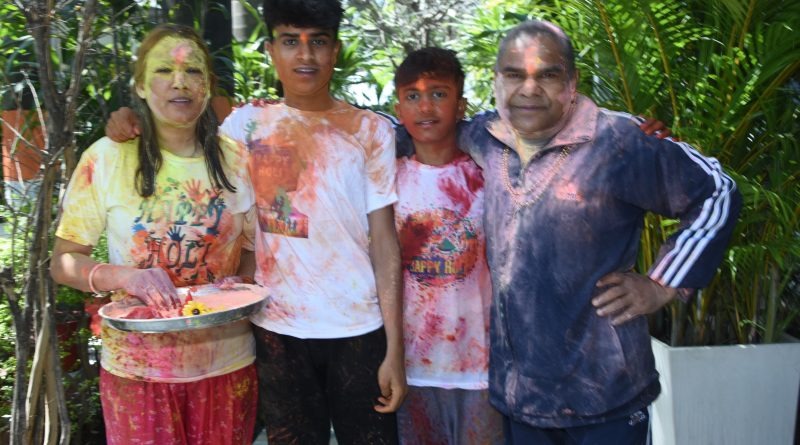 कैबिनेट मंत्री रेखा आर्या ने शासकीय आवास पर परिवार संग मनाई होली, कहा होली समाज में समरसता का भाव पैदा करने वाला त्यौहार 